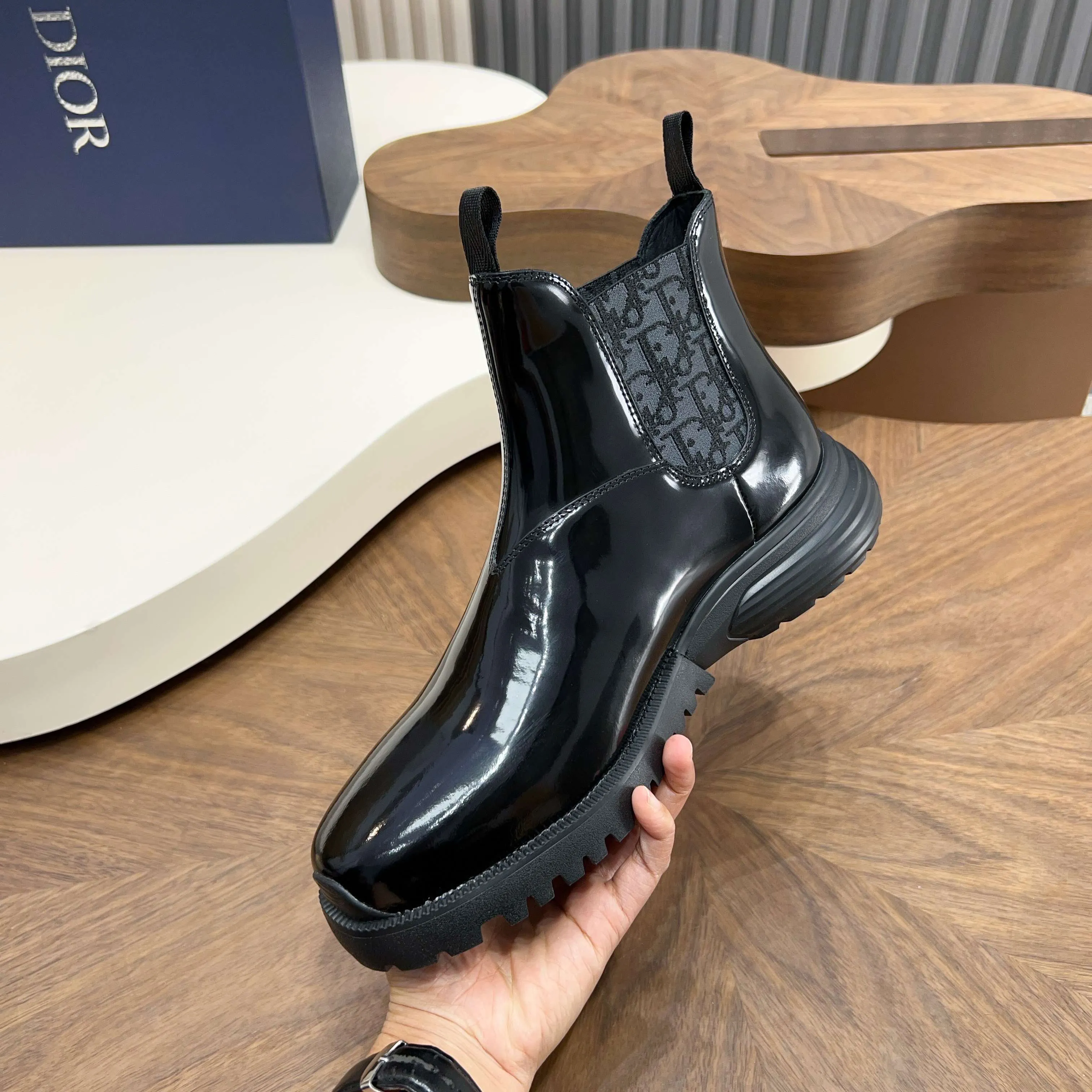💰860 Dio* - Dior's autumn and winter luxury men's mid-top short boots, purely handmade, both inside and outside are imported first-layer cowhide, high-end quality and exquisite craftsmanship. Original TPU combination outsole. Wear a noble gentleman's taste. The best last type has been carefully debugged. 100% comfort. Size: 38-44 (38-45 can be customized)